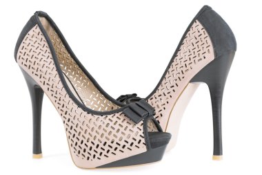 beyaz üzerine siyah ve bej yüksek tepe ayakkabı pare