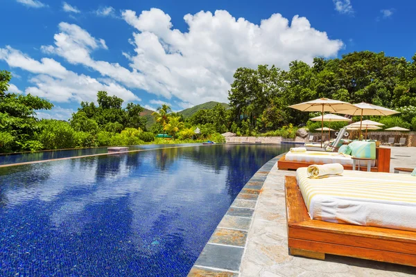 Piscina tropical al aire libre y tumbonas — Foto de Stock