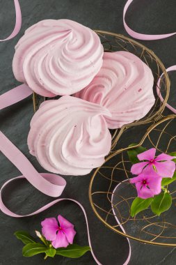 pembe zephyr veya marshmallow gri arka plan üzerinde