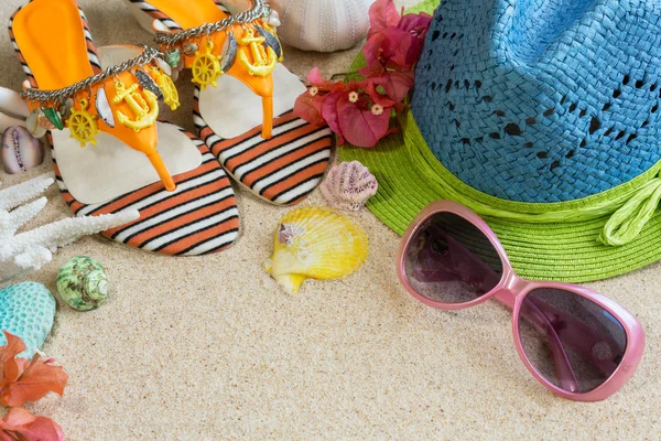 Sandali, cappello e occhiali da sole sulla sabbia. Concetto spiaggia estiva — Foto Stock