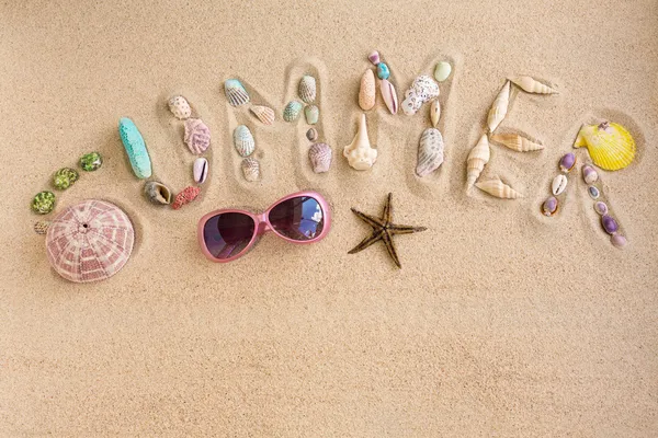 Palabra de verano hecha de conchas de mar, con gafas de sol y estrellas de mar , — Foto de Stock
