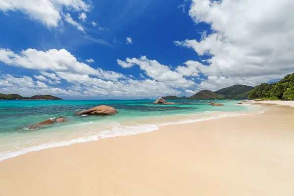 Playa tropical y mar — Foto de Stock