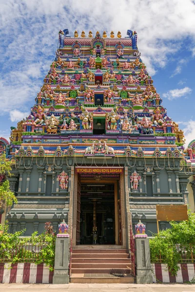 Colorida fachada de un templo hindú en Victoria, Mahe, Seychelles , — Foto de Stock