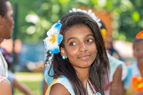 빅토리아, 세이셸, 2014 년 4 월 26 일: 카니발 국제 드 빅토리아 세이셸에서 크리올 젊은 여성 — 스톡 사진