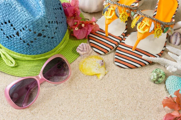 Sandalias, sombrero y gafas de sol en la arena. concepto de playa de verano —  Fotos de Stock