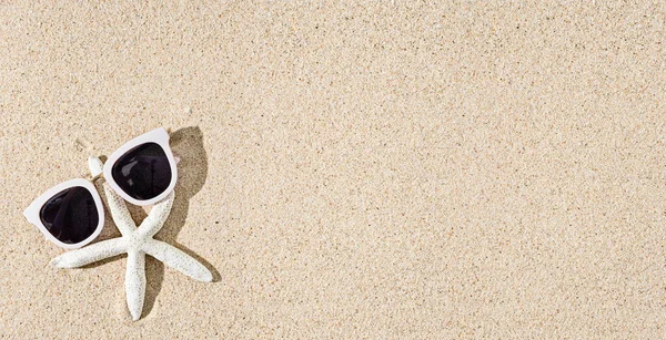 Vit Sjöstjärna Och Solglasögon Naturlig Sand Bakgrund Med Skuggor Kopiera — Stockfoto