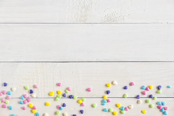 Colorido Pastel Mini Caramelo Forma Corazón Sobre Fondo Madera Blanca — Foto de Stock