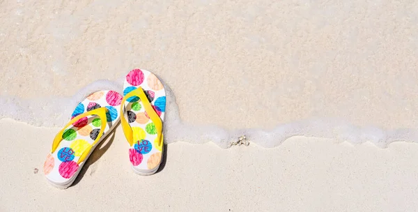 Infradito Estive Sandali Sulla Spiaggia Sabbiosa Vicino All Acqua Mare — Foto Stock