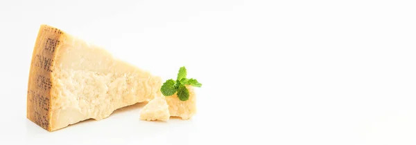 Большие Пироги Сыром Пармезан Белом Фоне Небольшим Зеленым Мятным Листом — стоковое фото
