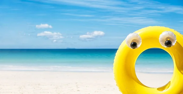 Grote Gele Rubberen Opblaasbare Ring Aan Zee Achtergrond Zonnige Dag — Stockfoto