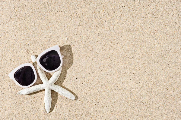 Gafas Sol Starfish Blancas Sobre Fondo Arena Natural Espacio Para — Foto de Stock