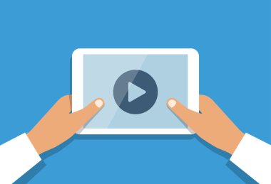 insan eli açık kitle iletişim araçları oyuncu ile tablet pc tutar.