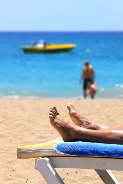 Ontspannen op het strand — Stockfoto