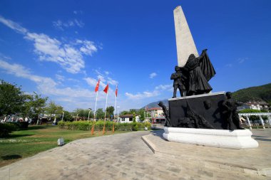 Fethiye, Mugla, Fethiye, Fethiye, Mugla / Türkiye şehir meydanındaki Fethiye Şehitleri Anıtı. 14 Temmuz 2022