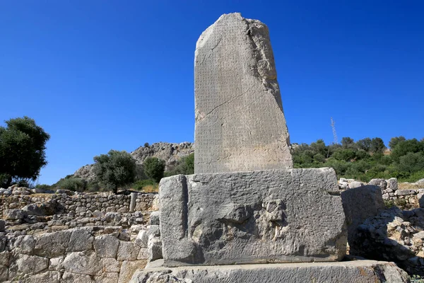从黄道带方尖碑上的碑文中的李西亚人字母的特写 土耳其卡斯 Xanthos 用Lycian语和希腊语书写的方尖碑 — 图库照片