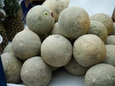 Geleneksel olarak yetişen sebzelerin satıldığı organik sağlıklı gıda fuarında çeşitli renkli sebzeler..