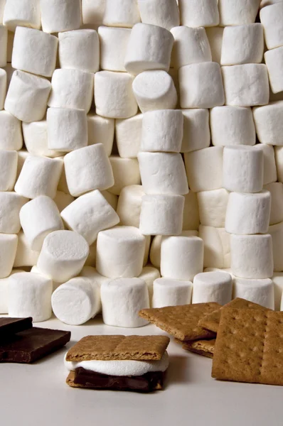 Galletas graham Smore chocolate y malvaviscos — Foto de Stock