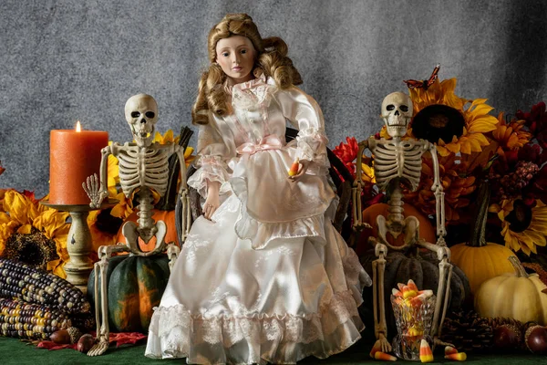 Halloween Prinzessin Mit Skeletten Kürbisse Sonnenblumen Zuckermais Und Brennende Kerze — Stockfoto