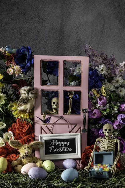 Bodegón Pascua Con Esqueleto Sosteniendo Pecho Lleno Gominolas Esqueleto Mirando — Foto de Stock