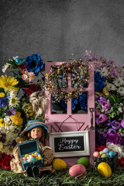 Velikonoce Zátiší Dívkou Panenka Drží Krabici Želé Fazole Před Růžovými — Stock fotografie