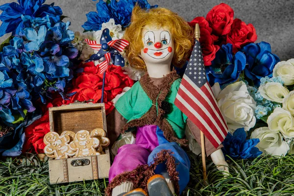 Alte Clownspuppe Auf Gras Sitzend Umgeben Von Roten Weißen Und — Stockfoto