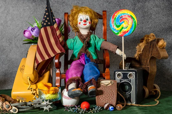 Vintage Clownpuppe Sitzt Auf Schaukelstuhl Mit Amerikanischer Flagge Und Lutscher — Stockfoto