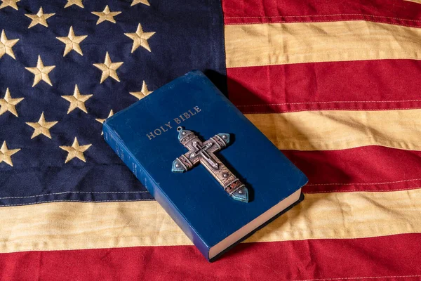 Manchado Bandera Americana Con Biblia Azul Cruz —  Fotos de Stock