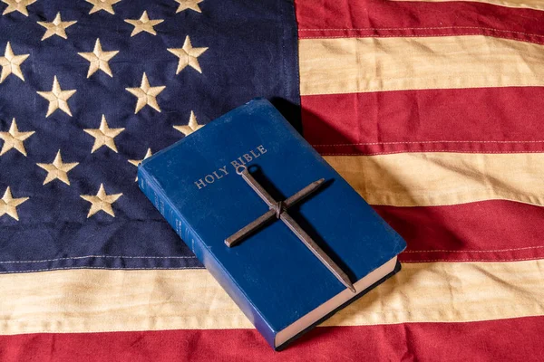 Manchado Bandera Americana Con Biblia Azul Cruz —  Fotos de Stock