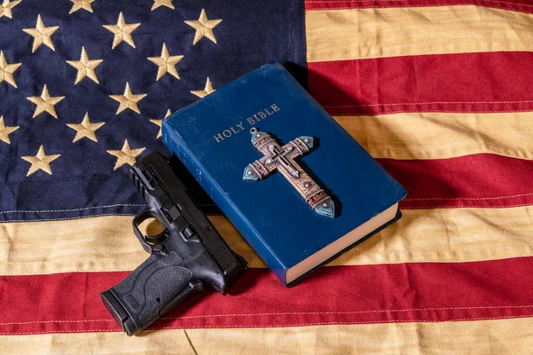Manchado Bandera Americana Con Cruz Azul Biblia Biblia —  Fotos de Stock