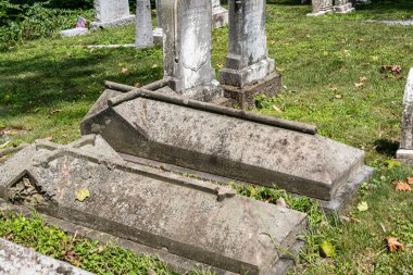 Ortaçağ 'a ait mezarlıkların üzerinde haç ve yeşil çimlerle kaplı mezarlıklar var.