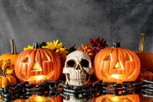 Horizontale Halloween Jack Laternen Und Totenkopf Auf Spiegel Mit Schwarzen — Stockfoto