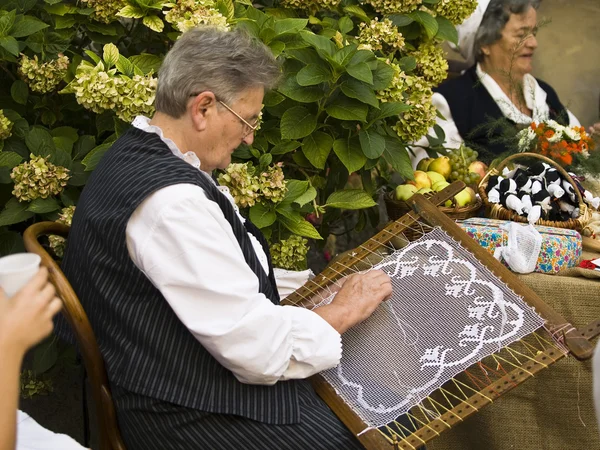 Oude vrouw draaiingen — Stockfoto