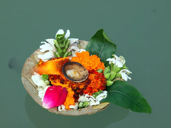 Ganga에 꽃 — 스톡 사진