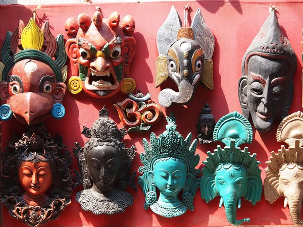 Nepalees maskers tentoongesteld in de markten van bhaktapur, nepal — Stockfoto