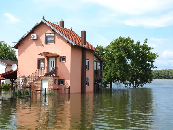 Overstroomd huis — Stockfoto