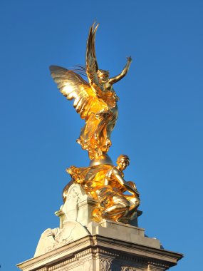Buckingham Sarayı önünde altın anıt.