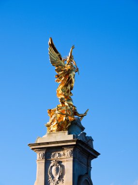 Buckingham Sarayı önünde altın anıt.