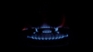 Gaz sobasının mavi alevi yavaş çekimde yanıyor. 120 fp ve karanlıkta yanıyor.