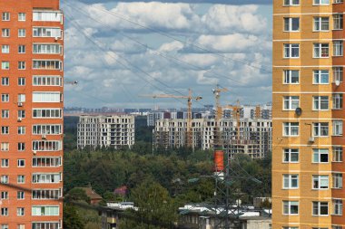 Troitsk şehrinde vinçlerle yeni konut binaları ve yerleşim alanları inşa ediliyor. Kentsel yayılma.