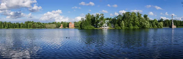 Catherine's Park'ta büyük gölet