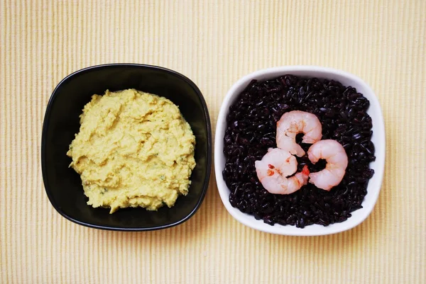 Zwarte rijst met garnalen en kikkererwten room — Stockfoto
