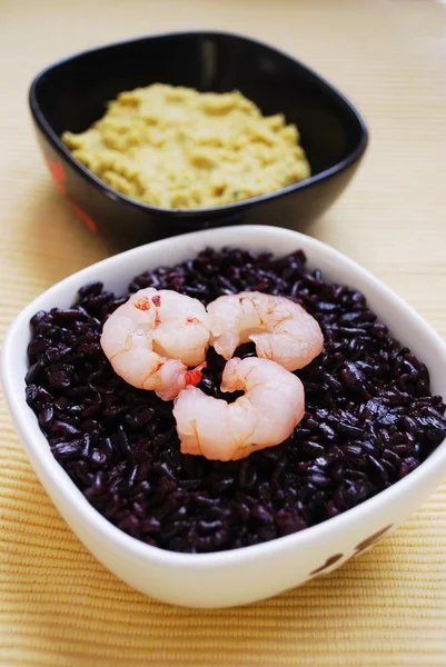 Zwarte rijst met garnalen en kikkererwten room — Stockfoto