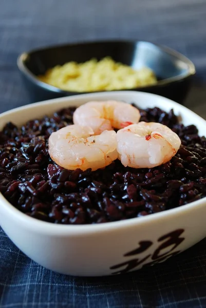 Riz noir à la crème de crevettes et pois chiches — Photo