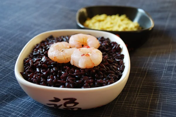 Riso nero con crema di gamberetti e ceci — Foto Stock