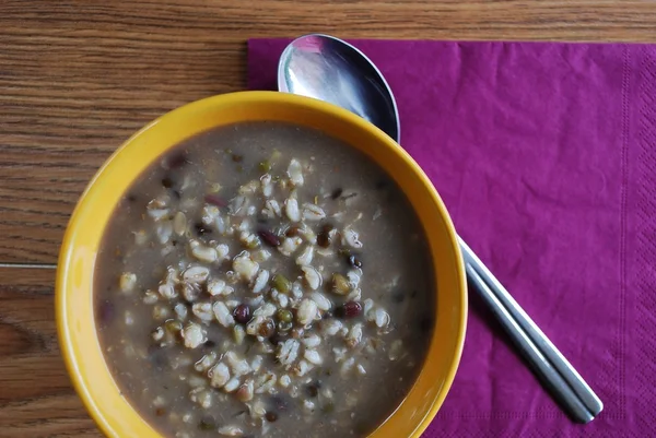 Sopa de cevada com feijão misto — Fotografia de Stock