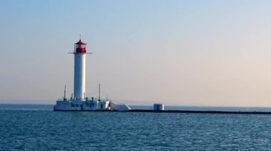 UKRAINE, ODESSA, 13 Nisan 2016: Odessa ticari limanındaki eski deniz feneri, Karadeniz