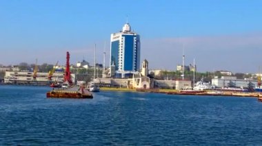 UKRAINE, ODESSA, 13 Nisan 2016: Karadeniz, Odessa deniz terminali, otelin manzarası ve ticari liman ve yat kulübü Odessa 'nın demirleme yerleri