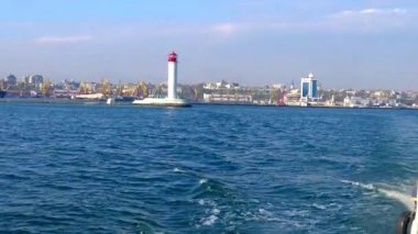 UKRAINE, ODESSA, 13 Nisan 2016: Odessa ticari limanındaki eski deniz feneri, Karadeniz