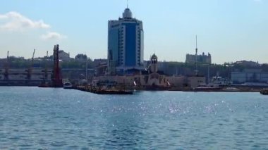 UKRAINE, ODESSA, 13 Nisan 2016: Karadeniz, Odessa deniz terminali, otelin manzarası ve ticari liman ve yat kulübü Odessa 'nın demirleme yerleri