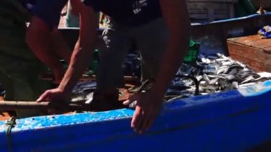 UKRAINE, KRIMEA, Big Atlesh - 21 Haziran 2016: Balıkçılar Karadeniz ve Tarkhankut Kırım 'da tekir balığı yakaladı